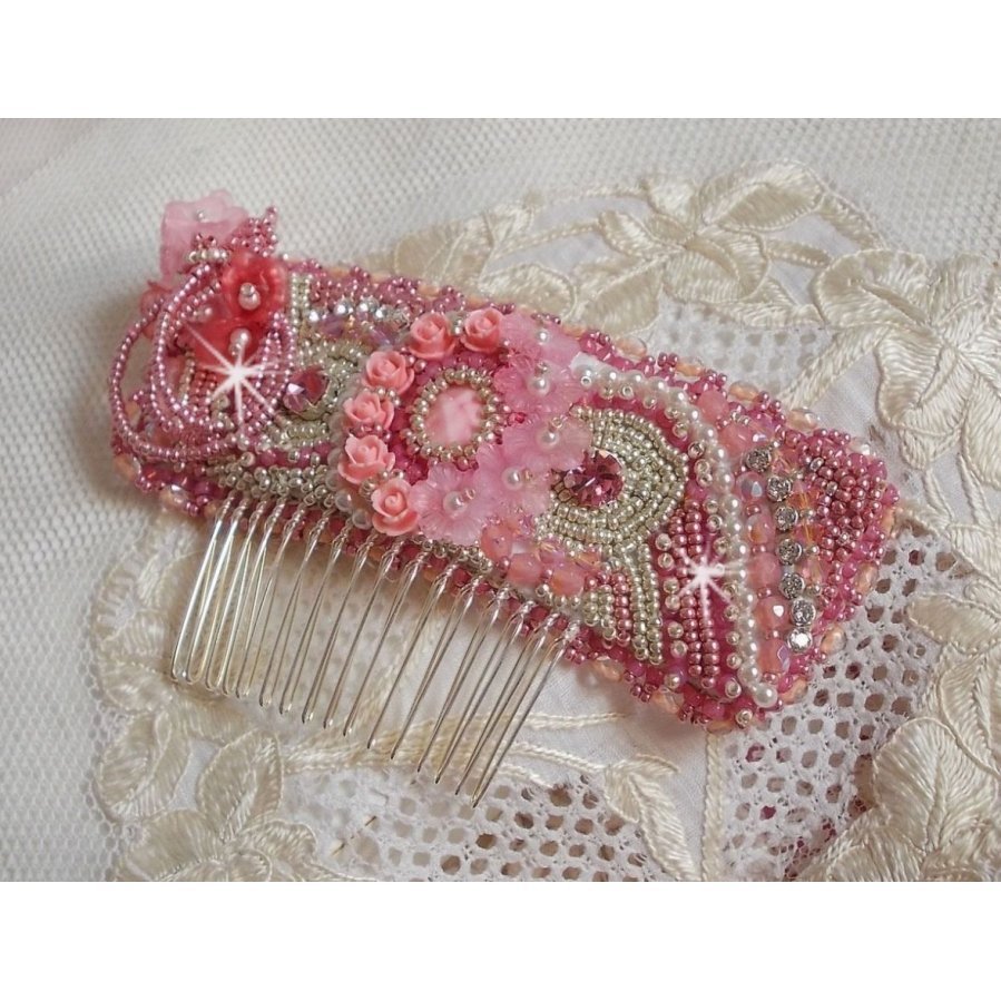 Pente Magnólia bordada com cristais Swarovski, contas de resina e contas de sementes Miyuki