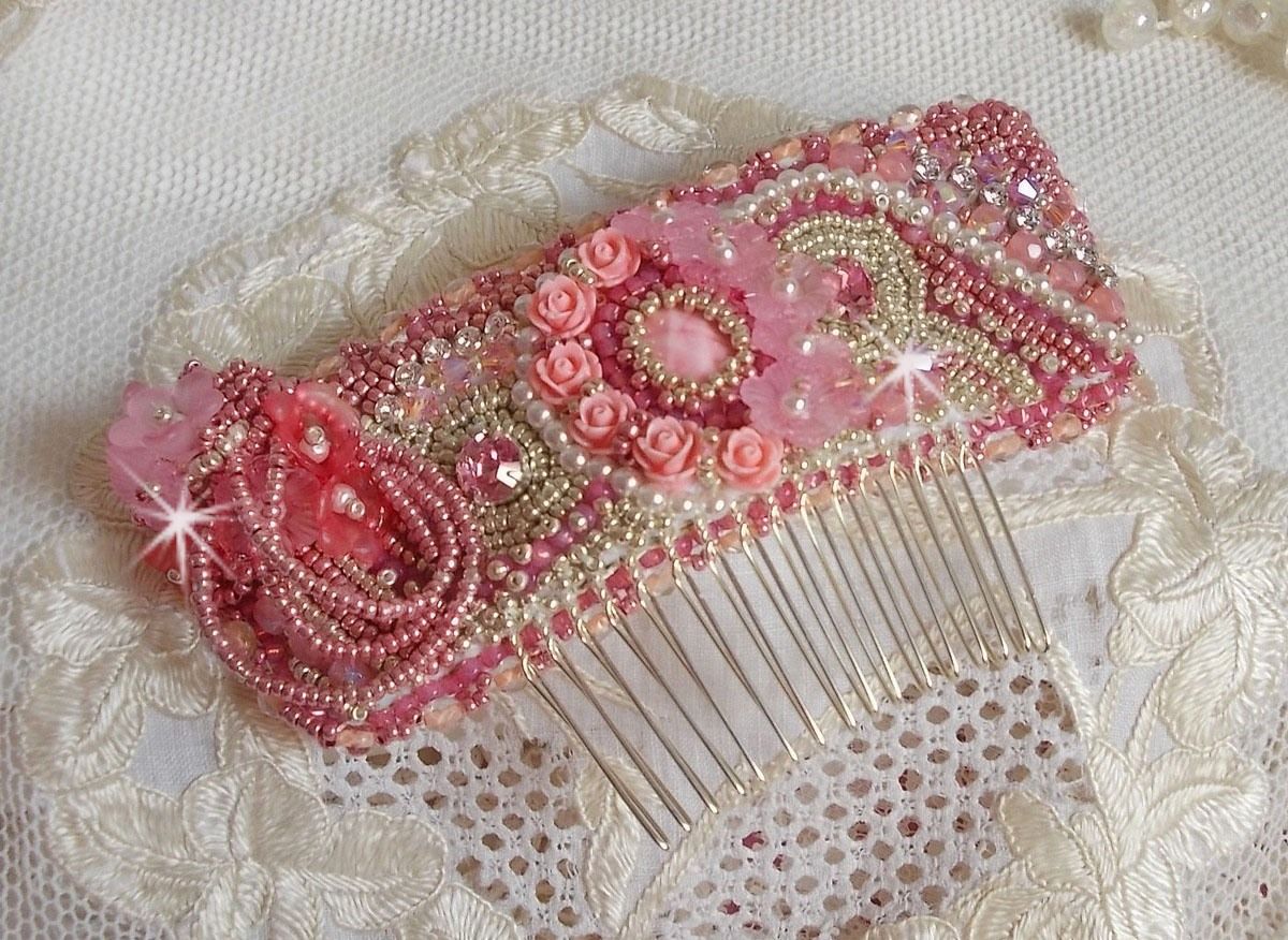 Pente Magnólia bordada com cristais Swarovski, contas de resina e contas de sementes Miyuki