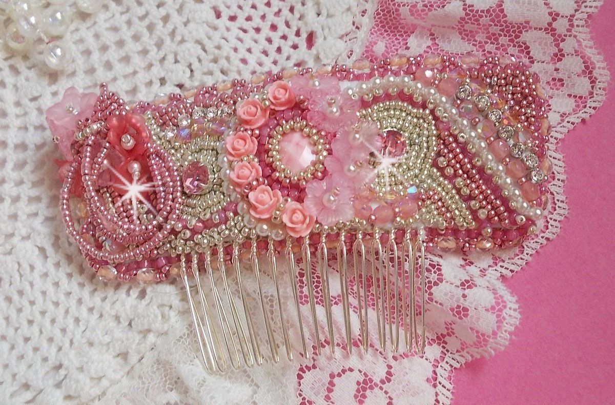 Pente Magnólia bordada com cristais Swarovski, contas de resina e contas de sementes Miyuki