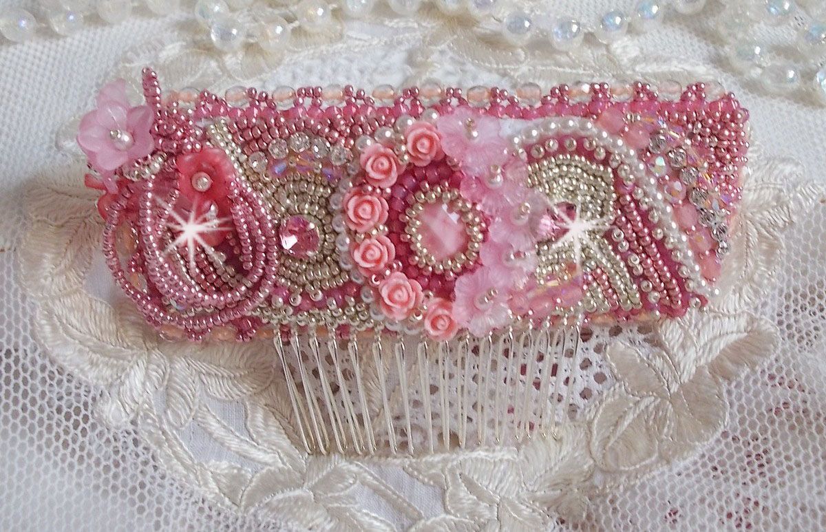 Pente Magnólia bordada com cristais Swarovski, contas de resina e contas de sementes Miyuki