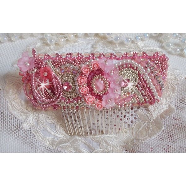 Pente Magnólia bordada com cristais Swarovski, contas de resina e contas de sementes Miyuki