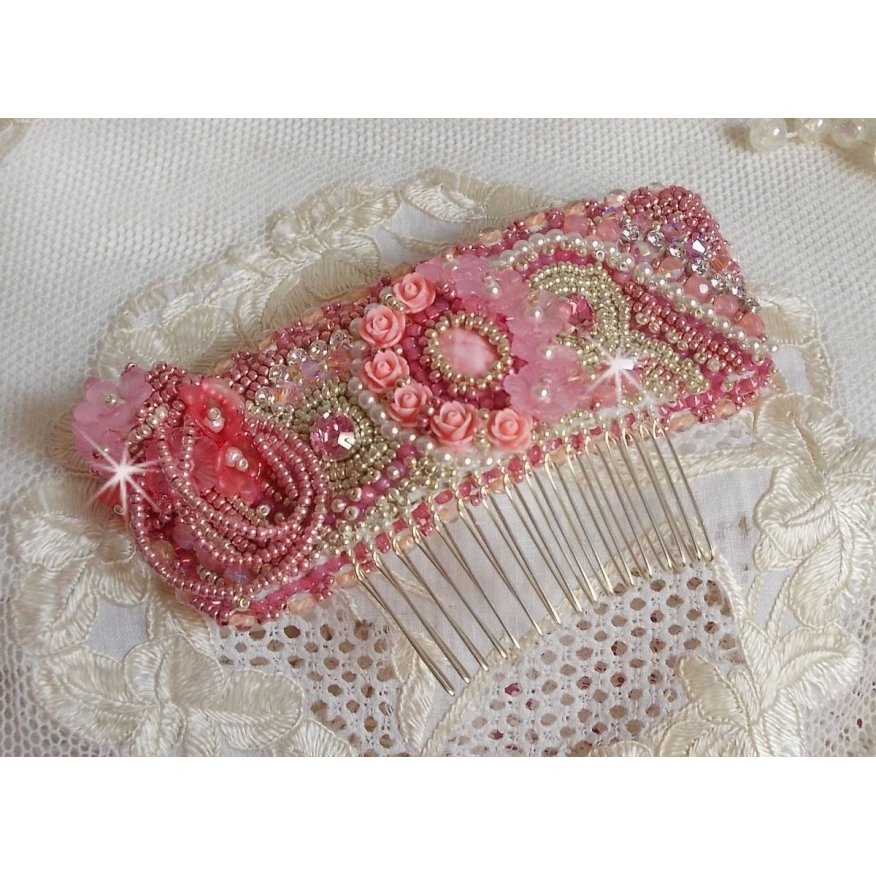 Pente Magnólia bordada com cristais Swarovski, contas de resina e contas de sementes Miyuki