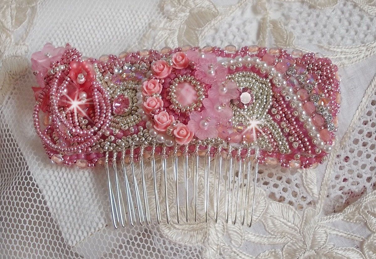 Pente Magnólia bordada com cristais Swarovski, contas de resina e contas de sementes Miyuki