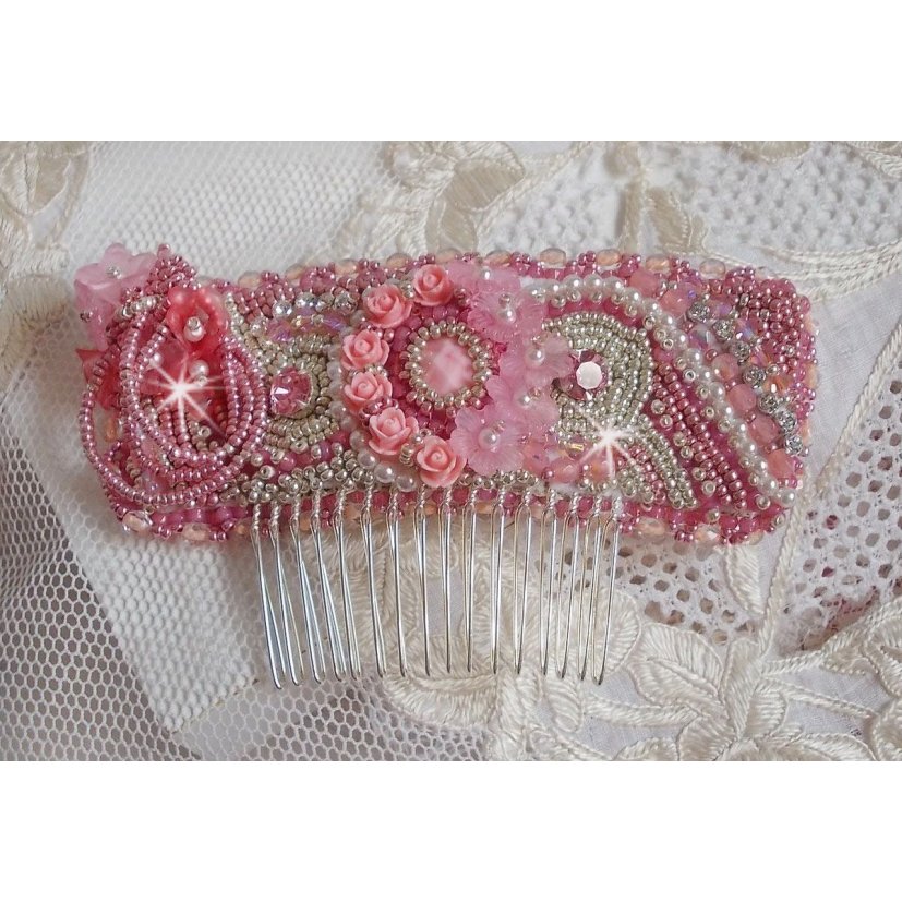 Pente Magnólia bordada com cristais Swarovski, contas de resina e contas de sementes Miyuki