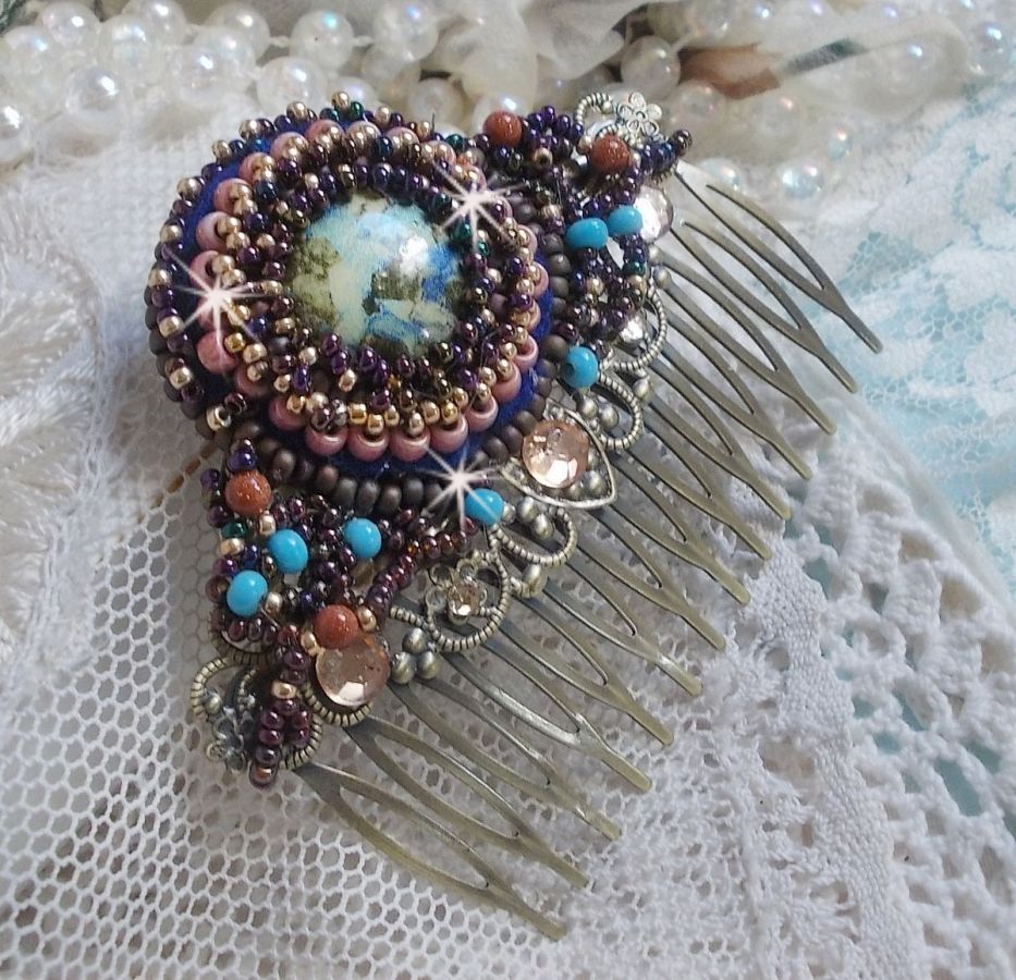 Bonjour Paris Hair Comb bordado com um cabochon de resina, pedras preciosas (Pedra de Ouro ou Pedra do Sol), contas redondas e contas de sementes