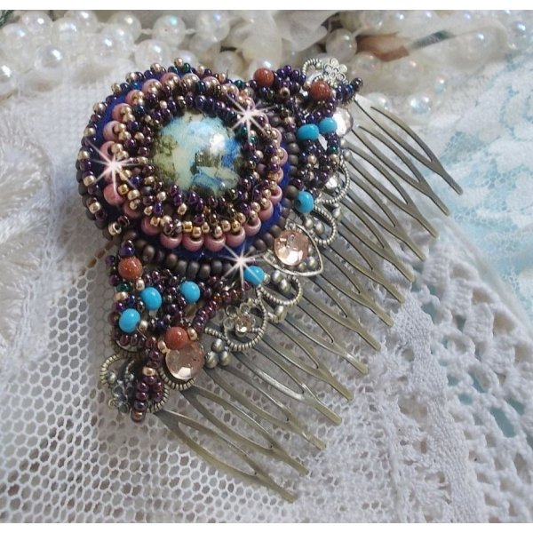 Bonjour Paris Hair Comb bordado com um cabochon de resina, pedras preciosas (Pedra de Ouro ou Pedra do Sol), contas redondas e contas de sementes