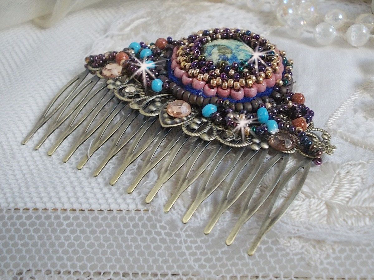 Bonjour Paris Hair Comb bordado com um cabochon de resina, pedras preciosas (Pedra de Ouro ou Pedra do Sol), contas redondas e contas de sementes