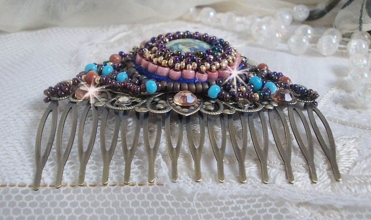 Bonjour Paris Hair Comb bordado com um cabochon de resina, pedras preciosas (Pedra de Ouro ou Pedra do Sol), contas redondas e contas de sementes