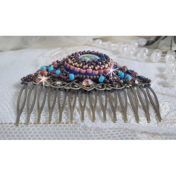 Bonjour Paris Hair Comb bordado com um cabochon de resina, pedras preciosas (Pedra de Ouro ou Pedra do Sol), contas redondas e contas de sementes