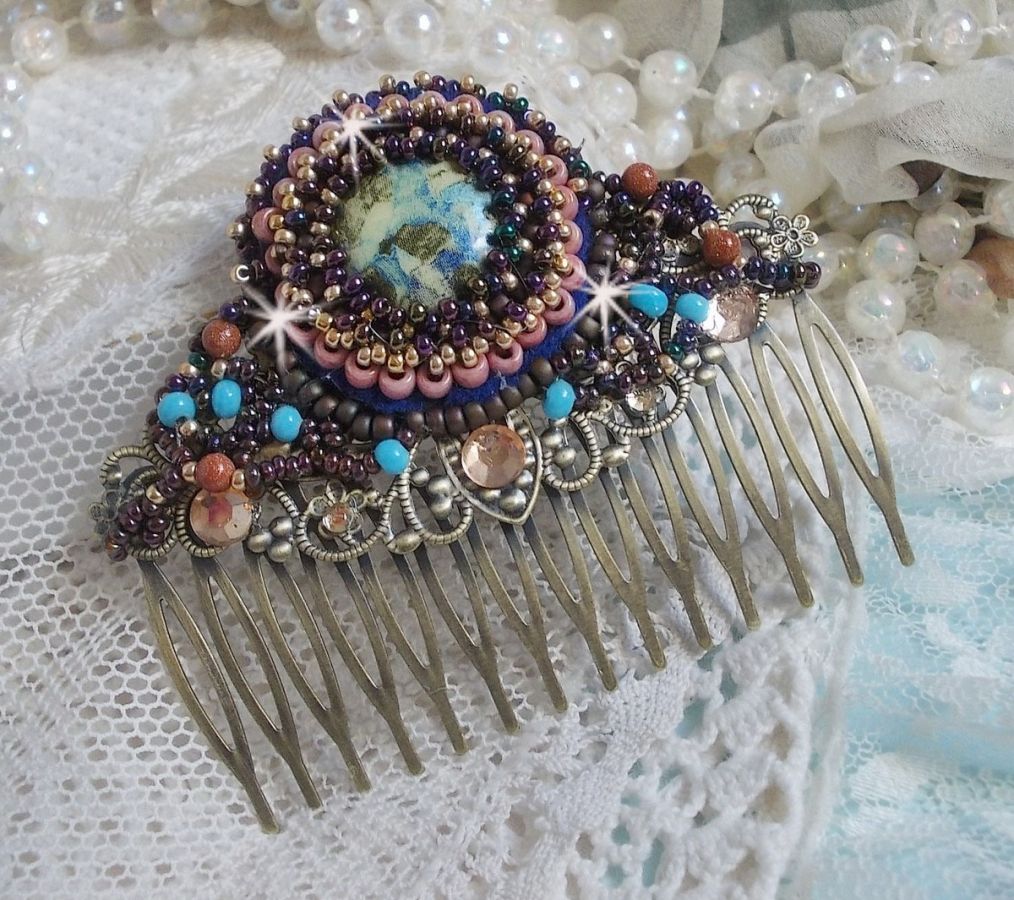 Bonjour Paris Hair Comb bordado com um cabochon de resina, pedras preciosas (Pedra de Ouro ou Pedra do Sol), contas redondas e contas de sementes