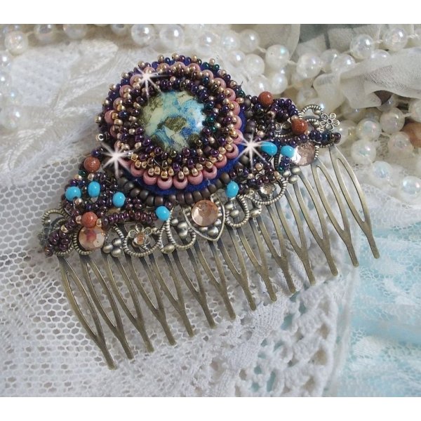 Bonjour Paris Hair Comb bordado com um cabochon de resina, pedras preciosas (Pedra de Ouro ou Pedra do Sol), contas redondas e contas de sementes