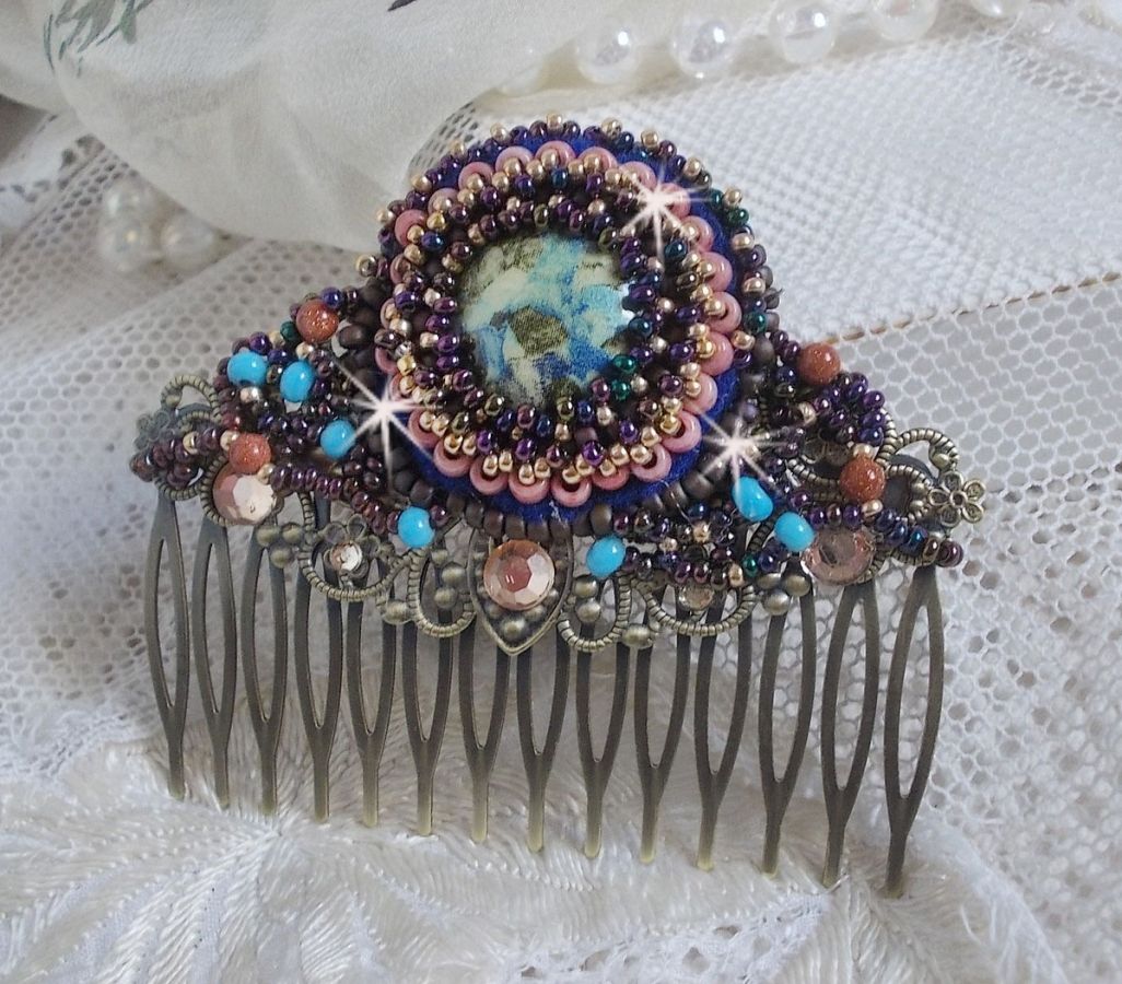 Bonjour Paris Hair Comb bordado com um cabochon de resina, pedras preciosas (Pedra de Ouro ou Pedra do Sol), contas redondas e contas de sementes