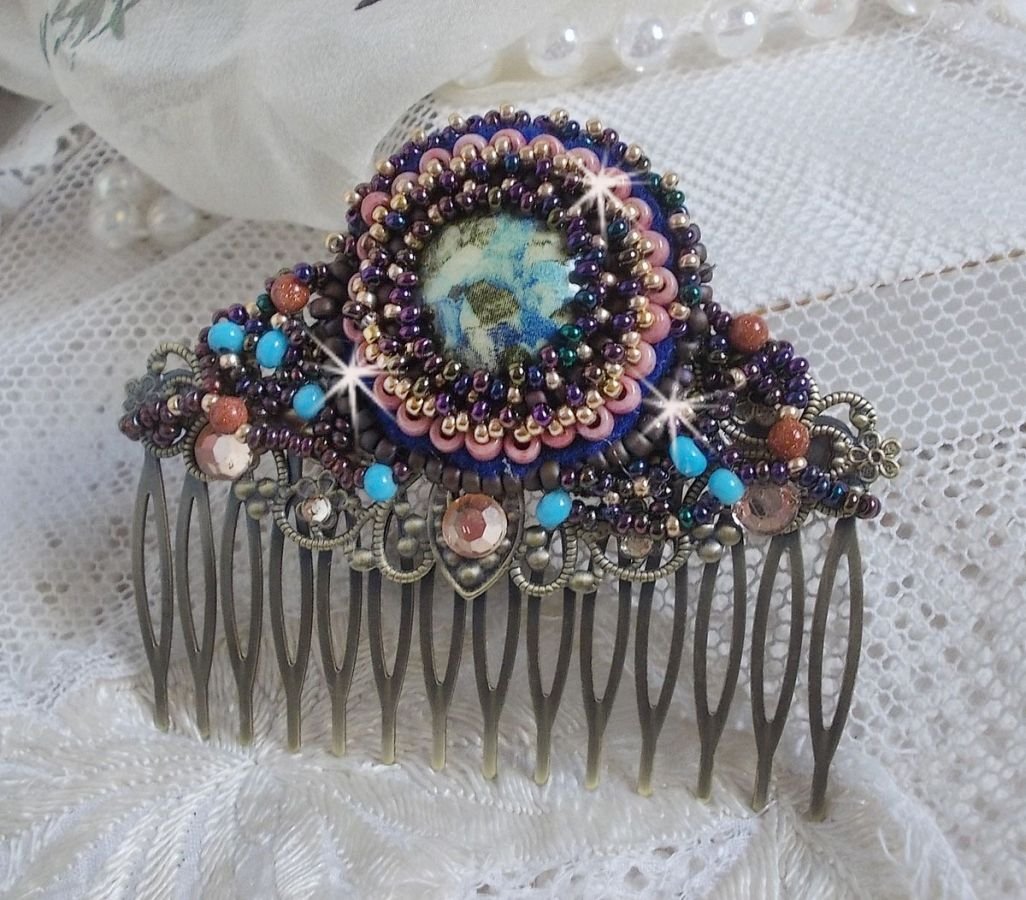 Bonjour Paris Hair Comb bordado com um cabochon de resina, pedras preciosas (Pedra de Ouro ou Pedra do Sol), contas redondas e contas de sementes