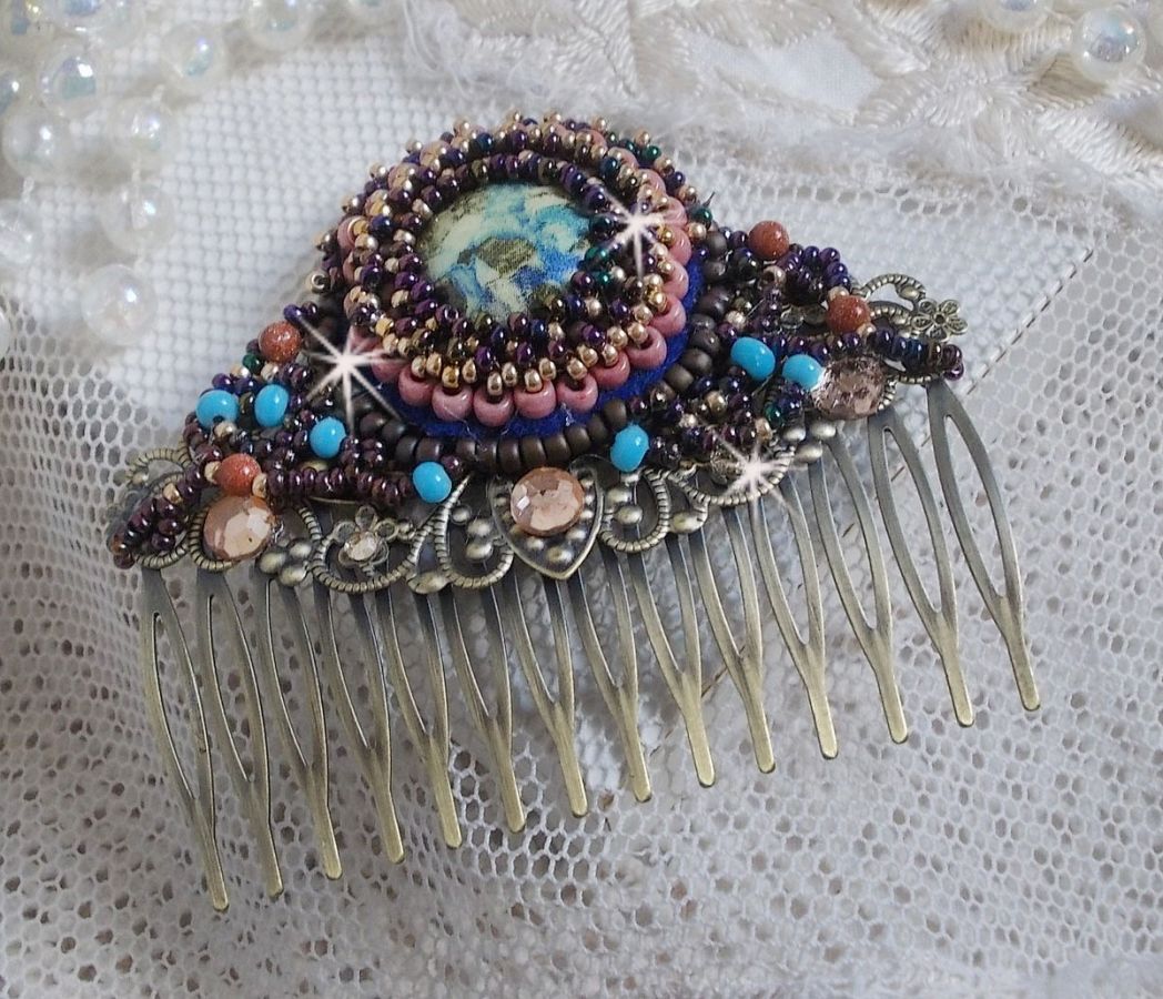 Bonjour Paris Hair Comb bordado com um cabochon de resina, pedras preciosas (Pedra de Ouro ou Pedra do Sol), contas redondas e contas de sementes