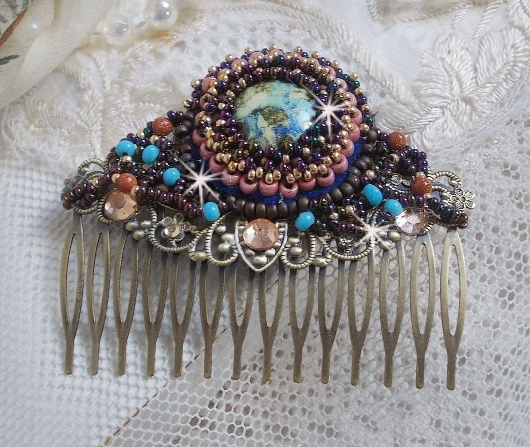 Bonjour Paris Hair Comb bordado com um cabochon de resina, pedras preciosas (Pedra de Ouro ou Pedra do Sol), contas redondas e contas de sementes