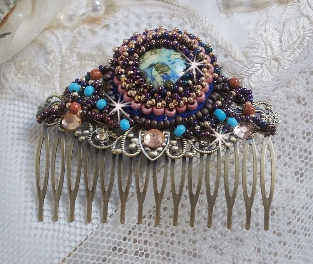 Bonjour Paris Hair Comb bordado com um cabochon de resina, pedras preciosas (Pedra de Ouro ou Pedra do Sol), contas redondas e contas de sementes