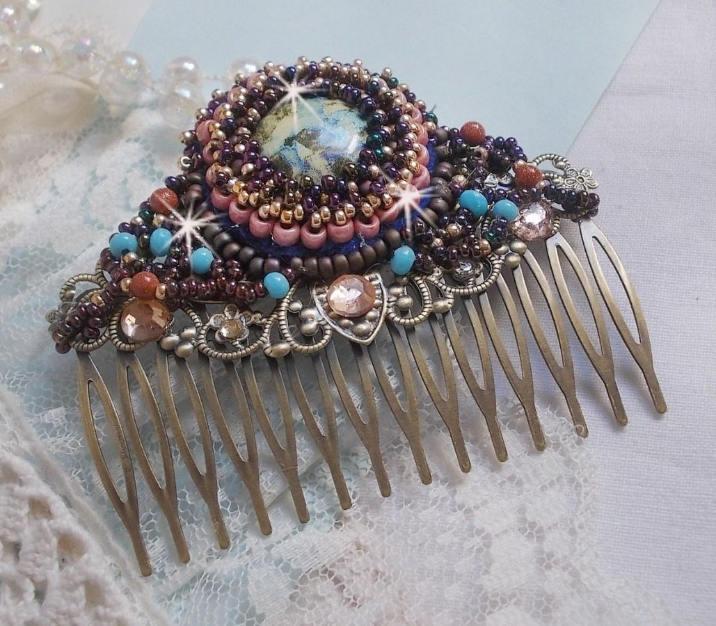 Bonjour Paris Hair Comb bordado com um cabochon de resina, pedras preciosas (Pedra de Ouro ou Pedra do Sol), contas redondas e contas de sementes