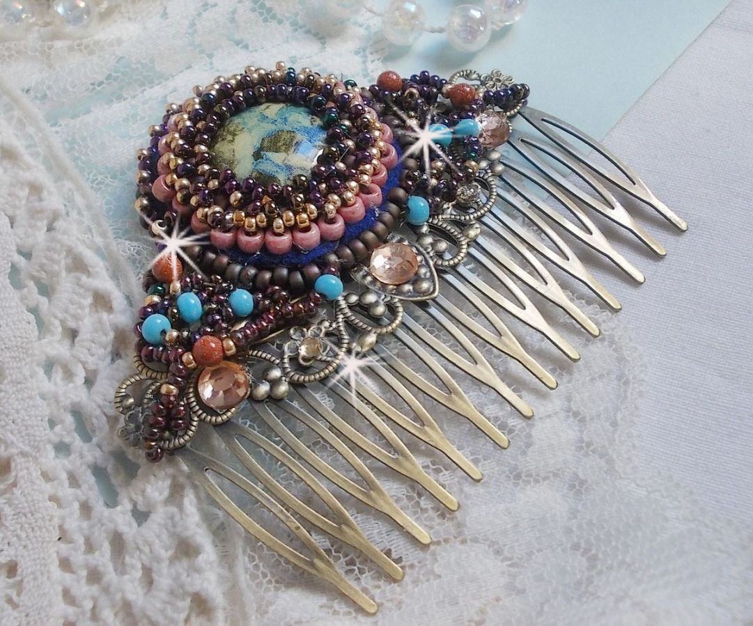 Bonjour Paris Hair Comb bordado com um cabochon de resina, pedras preciosas (Pedra de Ouro ou Pedra do Sol), contas redondas e contas de sementes