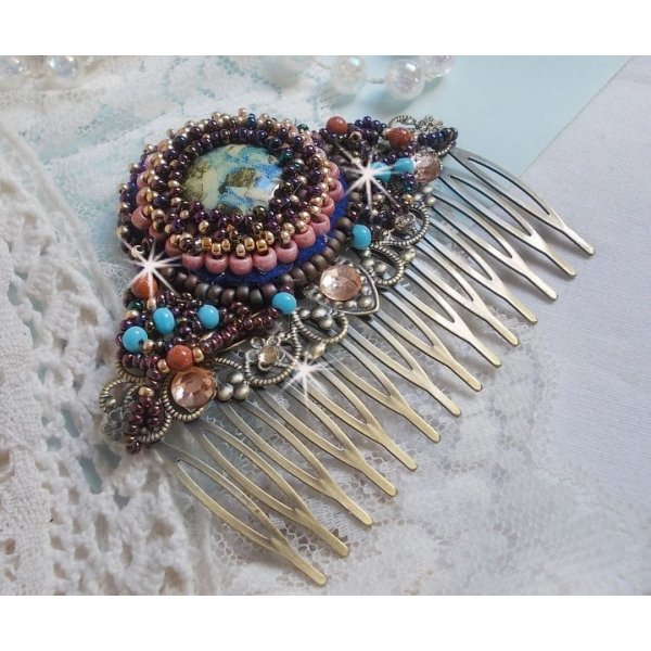 Bonjour Paris Hair Comb bordado com um cabochon de resina, pedras preciosas (Pedra de Ouro ou Pedra do Sol), contas redondas e contas de sementes