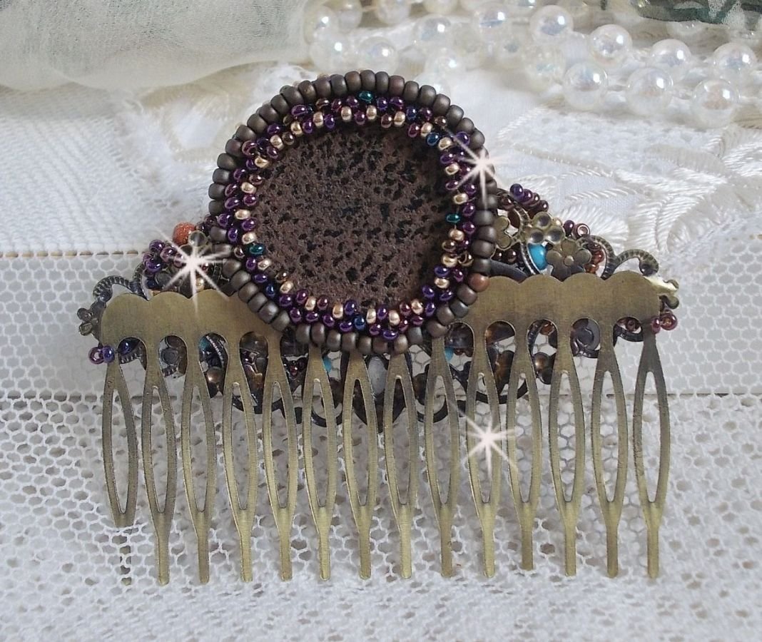 Bonjour Paris Hair Comb bordado com um cabochon de resina, pedras preciosas (Pedra de Ouro ou Pedra do Sol), contas redondas e contas de sementes