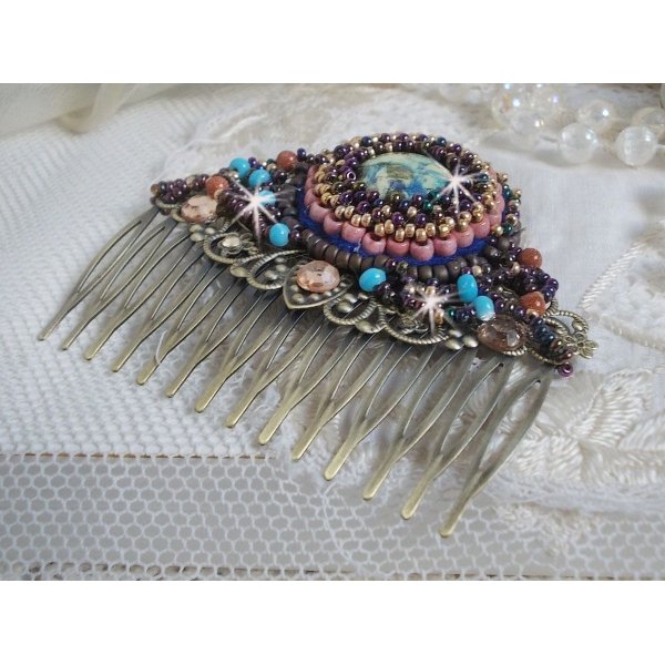 Bonjour Paris Hair Comb bordado com um cabochon de resina, pedras preciosas (Pedra de Ouro ou Pedra do Sol), contas redondas e contas de sementes