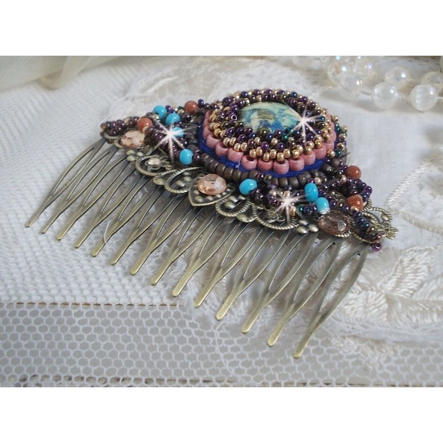 Bonjour Paris Hair Comb bordado com um cabochon de resina, pedras preciosas (Pedra de Ouro ou Pedra do Sol), contas redondas e contas de sementes