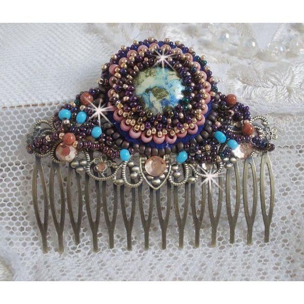 Bonjour Paris Hair Comb bordado com um cabochon de resina, pedras preciosas (Pedra de Ouro ou Pedra do Sol), contas redondas e contas de sementes