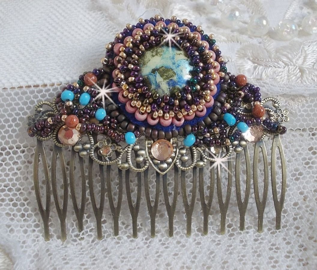 Bonjour Paris Hair Comb bordado com um cabochon de resina, pedras preciosas (Pedra de Ouro ou Pedra do Sol), contas redondas e contas de sementes