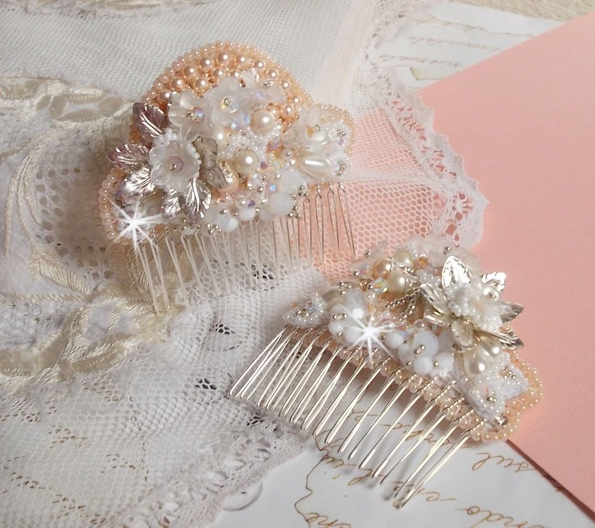 Pente de cabelo Bouquet d'un Jour (conjunto de 2) bordado com cristais, flores brancas Lucite, encantos de folhas de prata, contas diversas e missangas de sementes