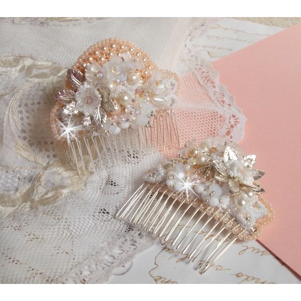Pente de cabelo Bouquet d'un Jour (conjunto de 2) bordado com cristais, flores brancas Lucite, encantos de folhas de prata, contas diversas e missangas de sementes