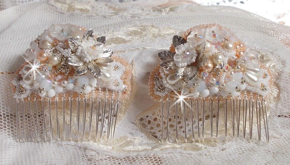 Pente de cabelo Bouquet d'un Jour (conjunto de 2) bordado com cristais, flores brancas Lucite, encantos de folhas de prata, contas diversas e missangas de sementes