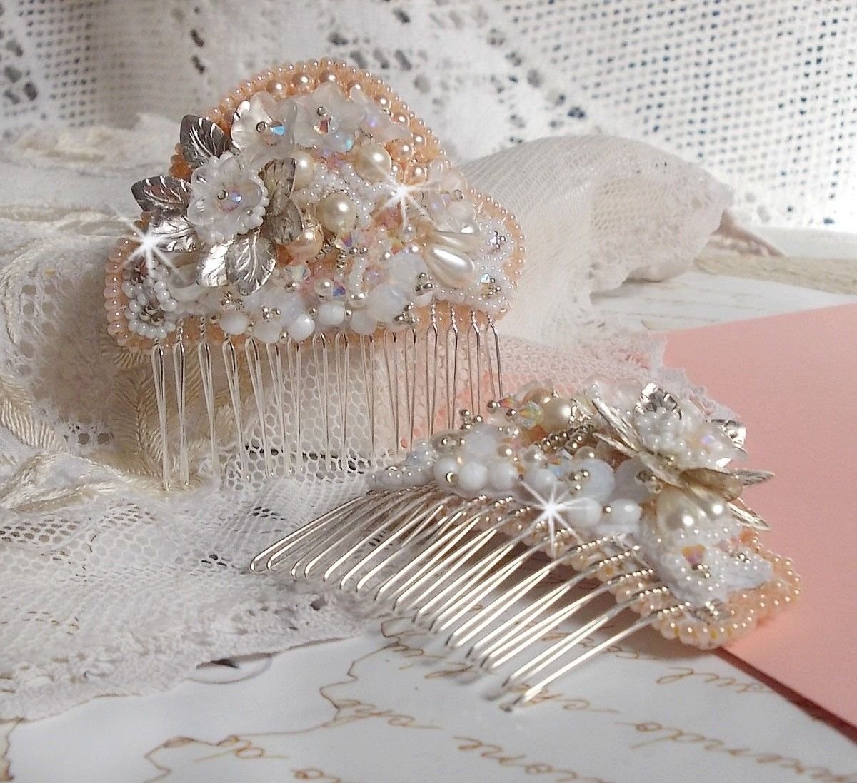 Pente de cabelo Bouquet d'un Jour (conjunto de 2) bordado com cristais, flores brancas Lucite, encantos de folhas de prata, contas diversas e missangas de sementes