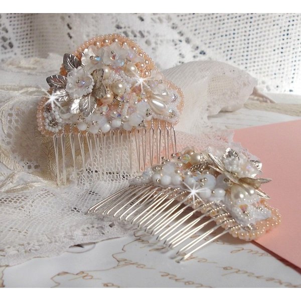 Pente de cabelo Bouquet d'un Jour (conjunto de 2) bordado com cristais, flores brancas Lucite, encantos de folhas de prata, contas diversas e missangas de sementes
