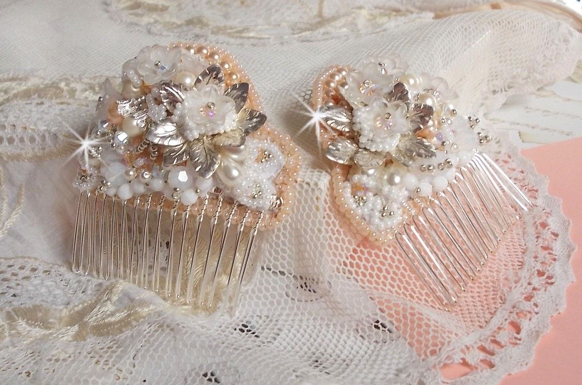 Pente de cabelo Bouquet d'un Jour (conjunto de 2) bordado com cristais, flores brancas Lucite, encantos de folhas de prata, contas diversas e missangas de sementes
