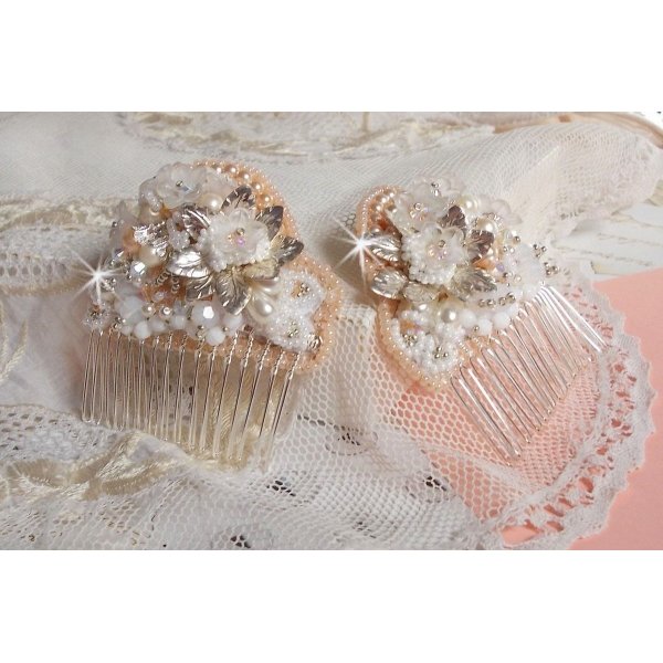 Pente de cabelo Bouquet d'un Jour (conjunto de 2) bordado com cristais, flores brancas Lucite, encantos de folhas de prata, contas diversas e missangas de sementes