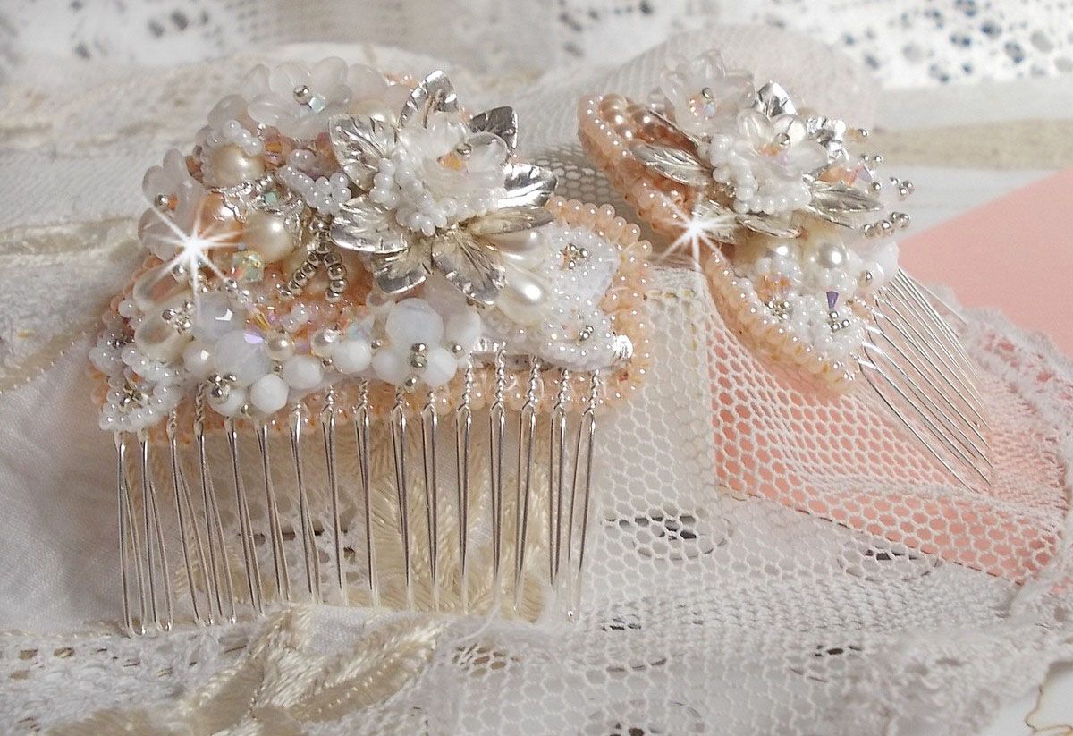 Pente de cabelo Bouquet d'un Jour (conjunto de 2) bordado com cristais, flores brancas Lucite, encantos de folhas de prata, contas diversas e missangas de sementes