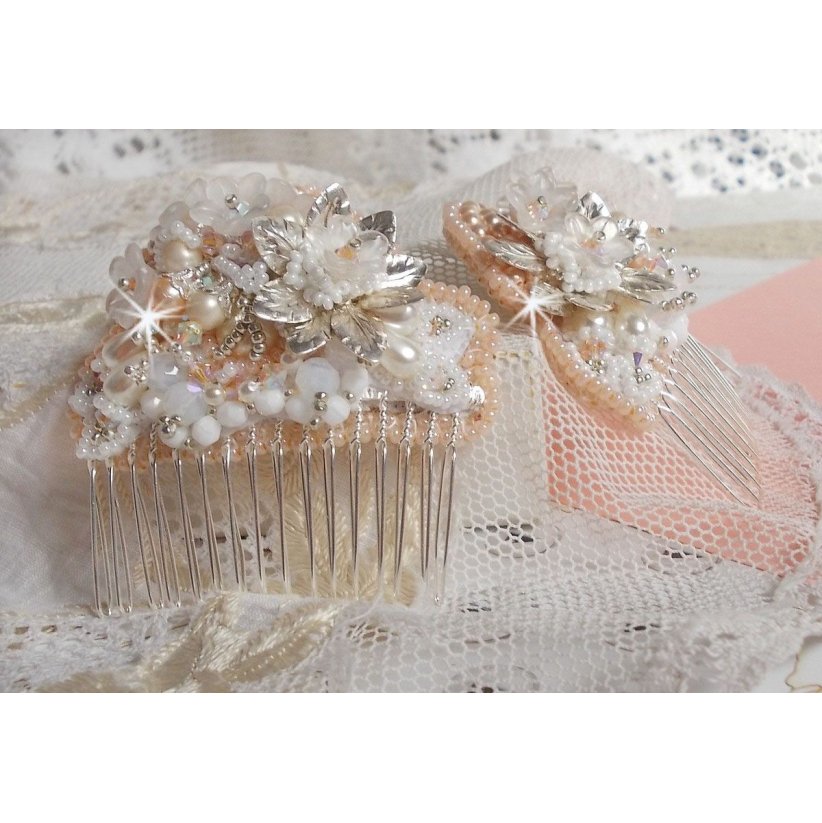 Pente de cabelo Bouquet d'un Jour (conjunto de 2) bordado com cristais, flores brancas Lucite, encantos de folhas de prata, contas diversas e missangas de sementes
