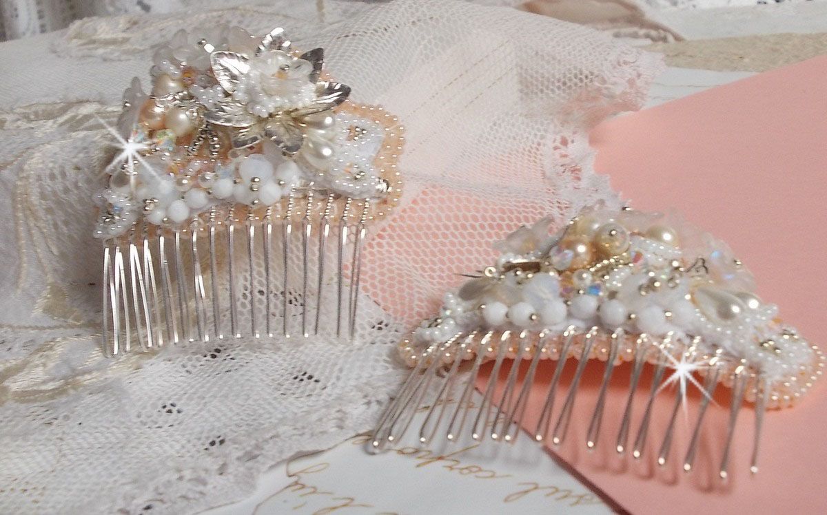 Pente de cabelo Bouquet d'un Jour (conjunto de 2) bordado com cristais, flores brancas Lucite, encantos de folhas de prata, contas diversas e missangas de sementes