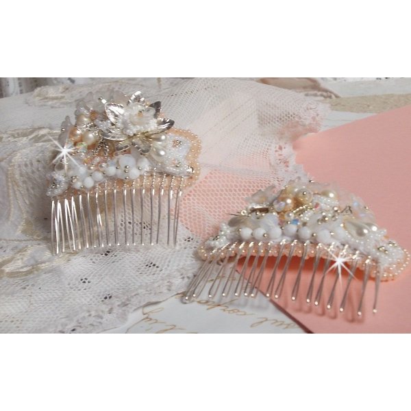 Pente de cabelo Bouquet d'un Jour (conjunto de 2) bordado com cristais, flores brancas Lucite, encantos de folhas de prata, contas diversas e missangas de sementes