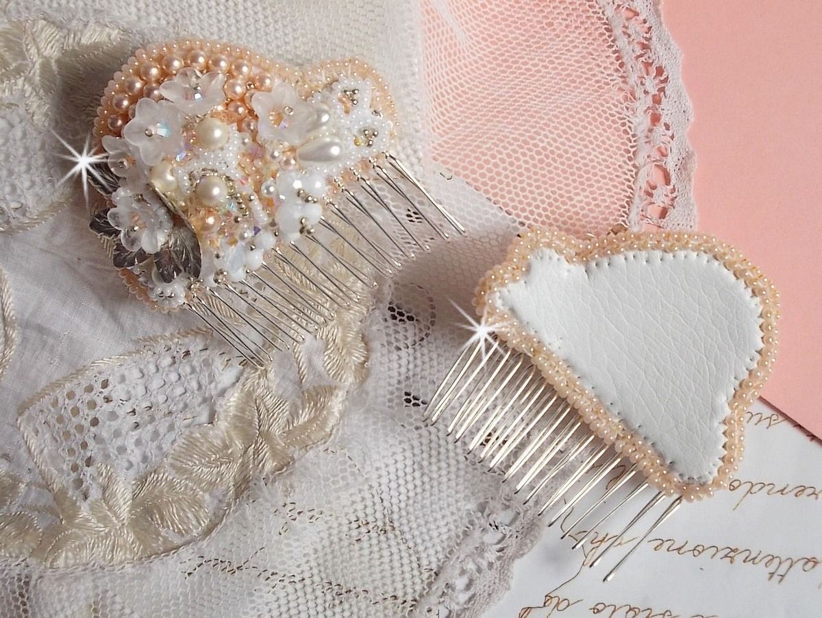 Pente de cabelo Bouquet d'un Jour (conjunto de 2) bordado com cristais, flores brancas Lucite, encantos de folhas de prata, contas diversas e missangas de sementes