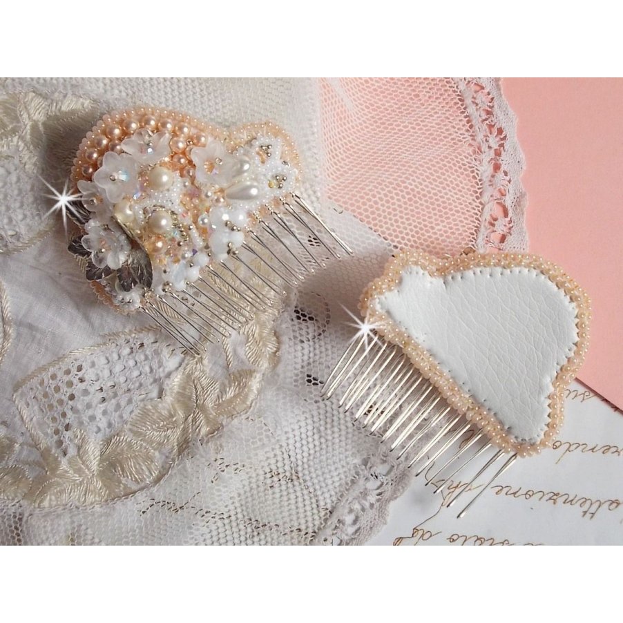 Pente de cabelo Bouquet d'un Jour (conjunto de 2) bordado com cristais, flores brancas Lucite, encantos de folhas de prata, contas diversas e missangas de sementes