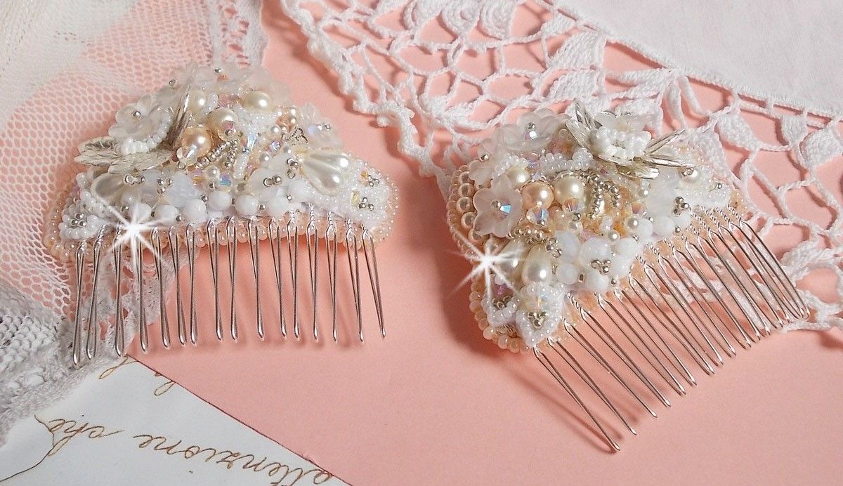 Pente de cabelo Bouquet d'un Jour (conjunto de 2) bordado com cristais, flores brancas Lucite, encantos de folhas de prata, contas diversas e missangas de sementes