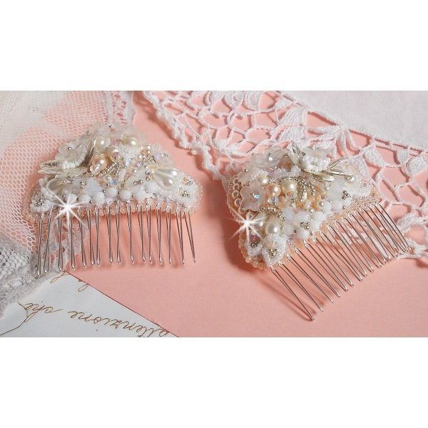 Pente de cabelo Bouquet d'un Jour (conjunto de 2) bordado com cristais, flores brancas Lucite, encantos de folhas de prata, contas diversas e missangas de sementes