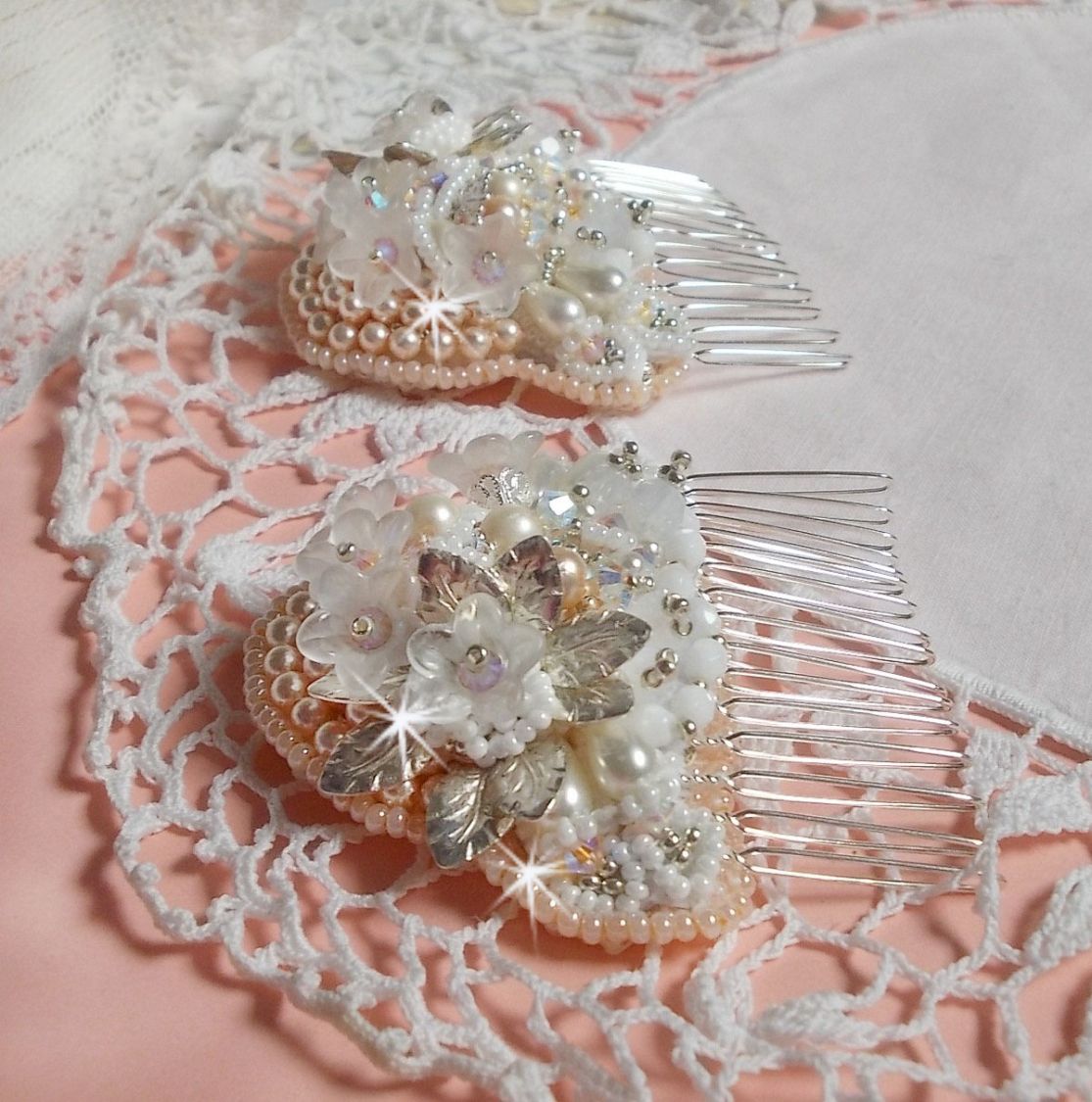 Pente de cabelo Bouquet d'un Jour (conjunto de 2) bordado com cristais, flores brancas Lucite, encantos de folhas de prata, contas diversas e missangas de sementes