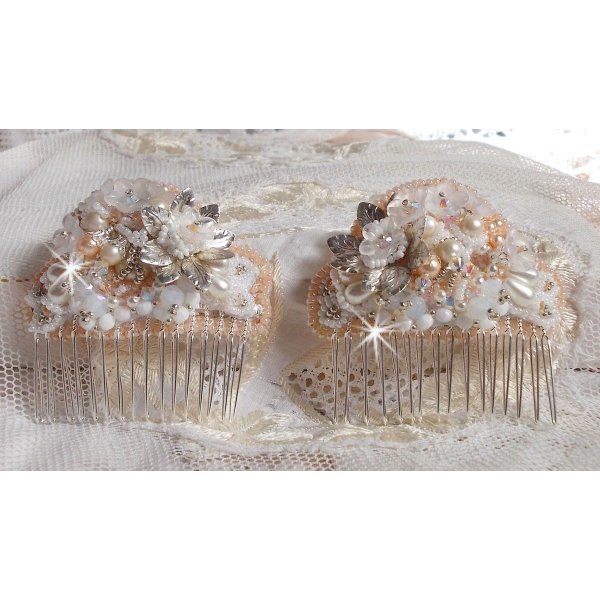 Pente de cabelo Bouquet d'un Jour (conjunto de 2) bordado com cristais, flores brancas Lucite, encantos de folhas de prata, contas diversas e missangas de sementes