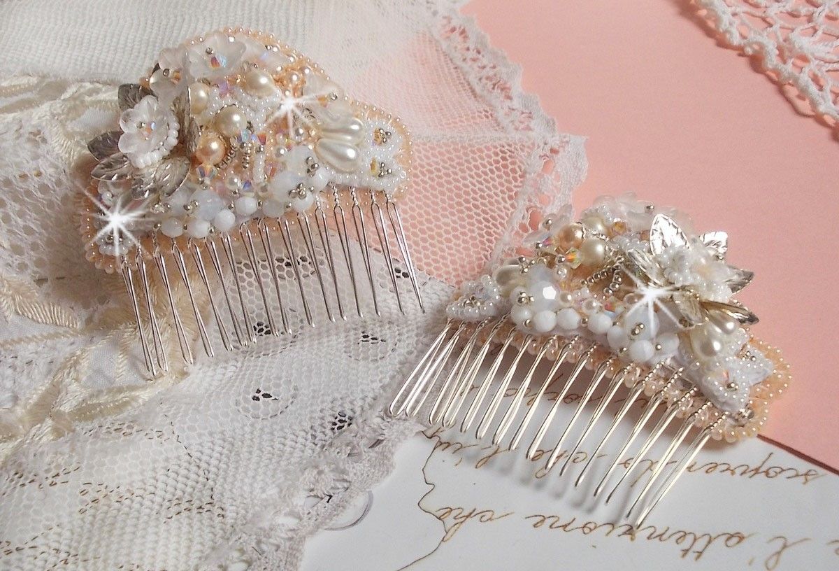 Pente de cabelo Bouquet d'un Jour (conjunto de 2) bordado com cristais, flores brancas Lucite, encantos de folhas de prata, contas diversas e missangas de sementes
