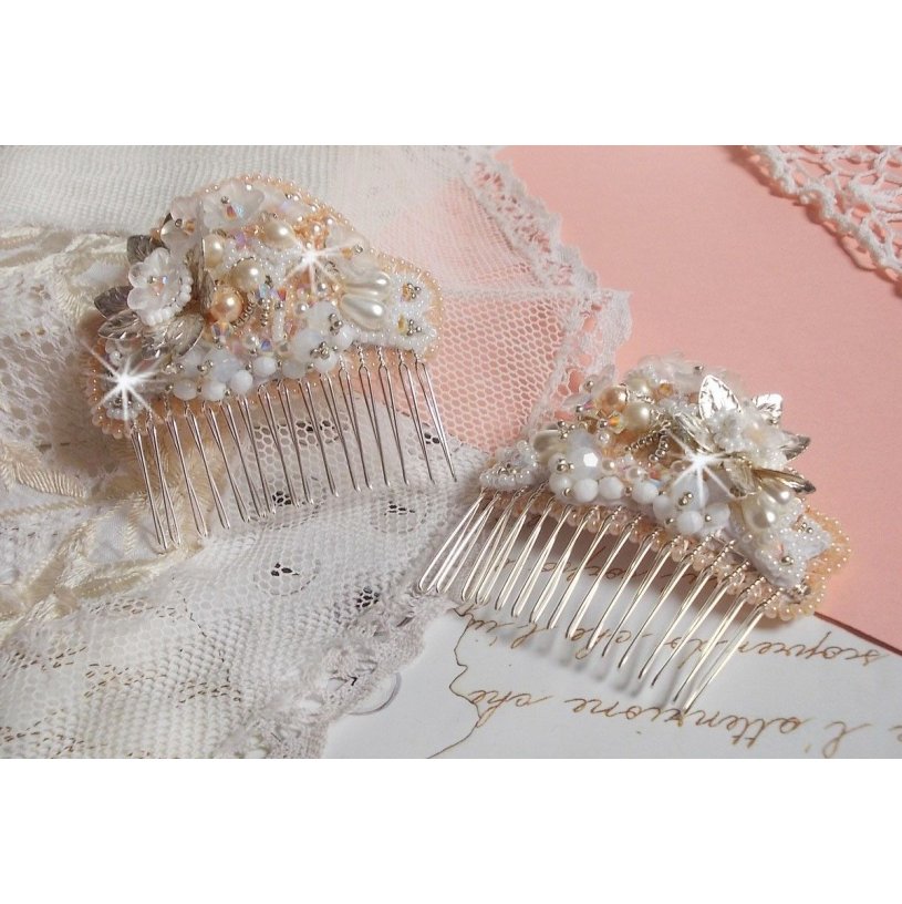 Pente de cabelo Bouquet d'un Jour (conjunto de 2) bordado com cristais, flores brancas Lucite, encantos de folhas de prata, contas diversas e missangas de sementes