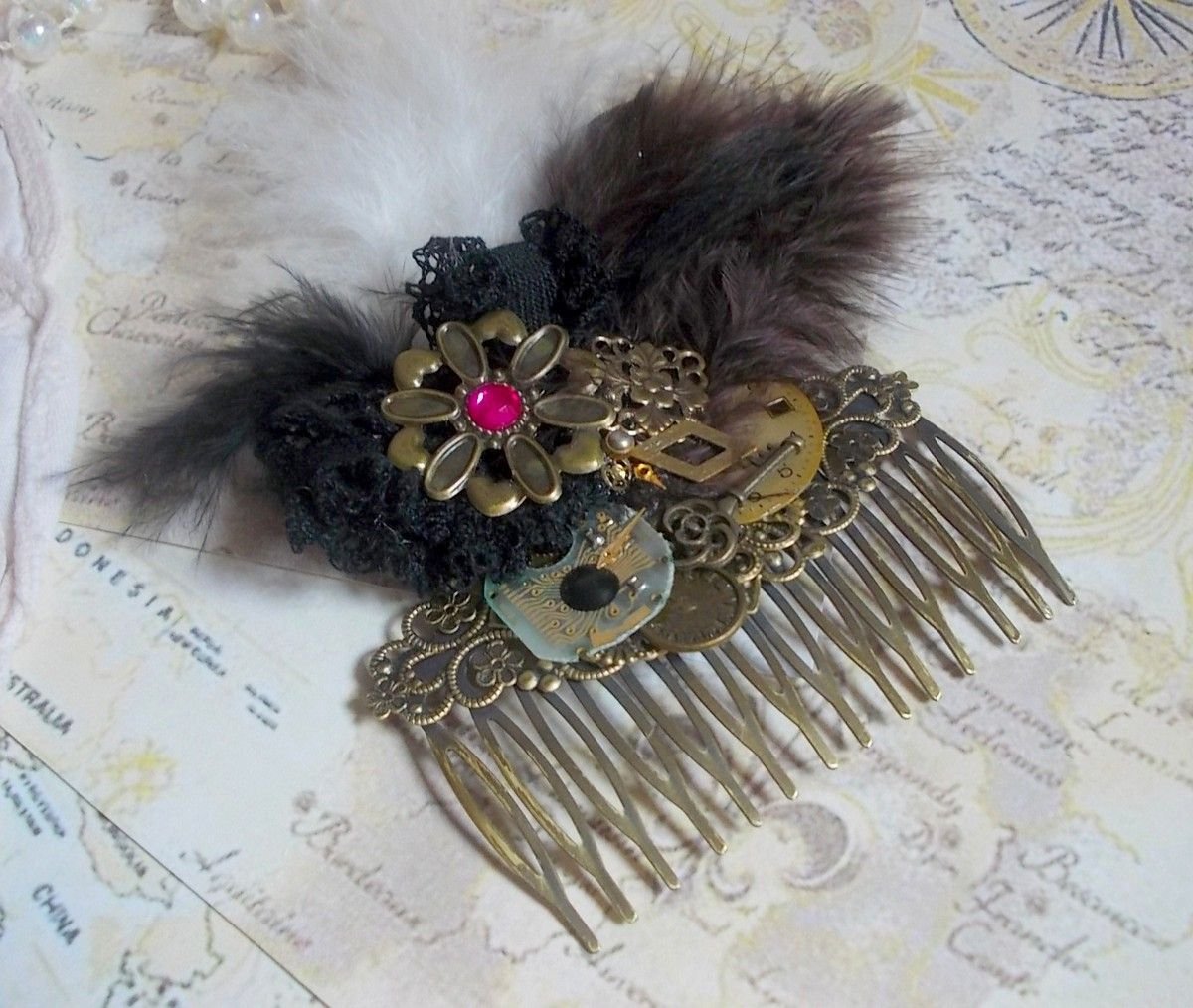 Curiosidade Pente de cabelo Time criado com renda preta, vários acessórios, encantos dourados, prateados e bronze com penas pretas, castanhas e brancas