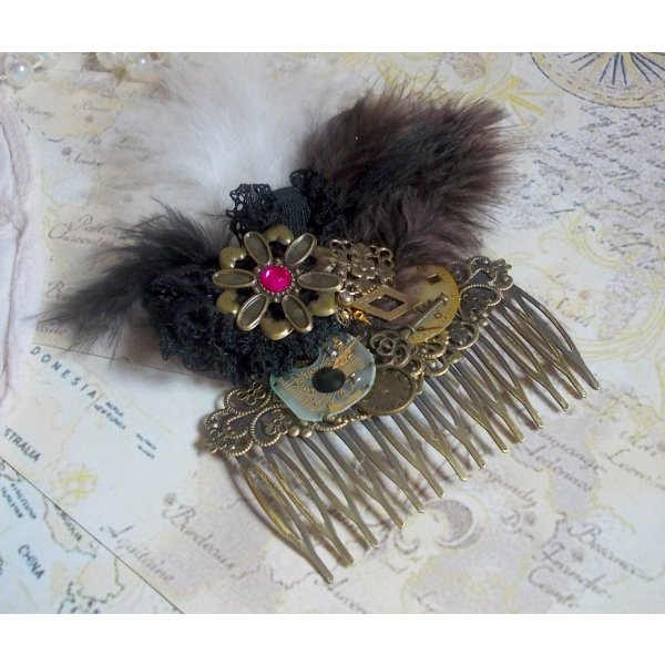 Curiosidade Pente de cabelo Time criado com renda preta, v&aacute;rios acess&oacute;rios, encantos dourados, prateados e bronze com penas pretas, castanhas e brancas