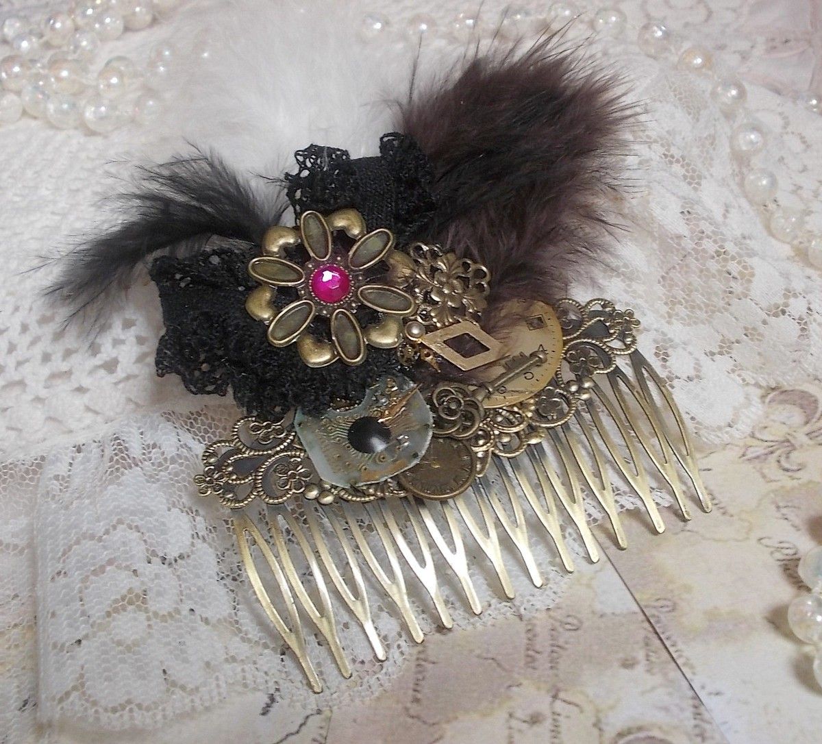 Curiosidade Pente de cabelo Time criado com renda preta, vários acessórios, encantos dourados, prateados e bronze com penas pretas, castanhas e brancas